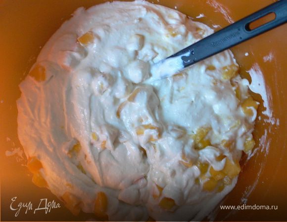 Персики нарезать на кубики и выложить в творожную массу,вылить распущенный желатин и все хорошо перемешать.