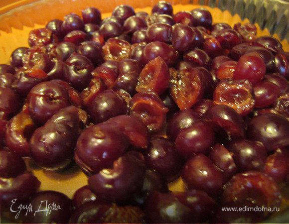 Вишню промыть, просушить, отделить от косточки.