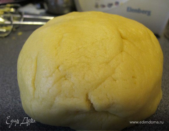Добавляем масло и миксером вымешиваем,добавляем муку, и формируем тесто. Тесто получается тяжелым и жирным, легко отходящим от рук.Тесто завернуть в пленку и убрать в холодильник на 30 минут.