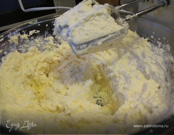 Творог взбить блендером, добавить масло и сахар.
Белки взбить в пену, аккуратно ввести в творог, добавить вишню и тщательно перемешать
