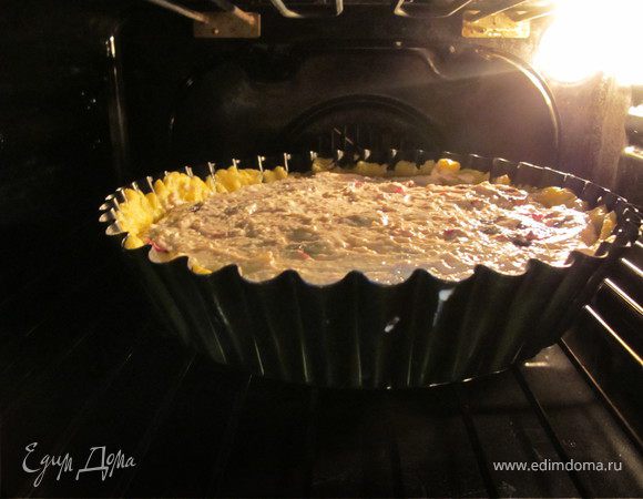 Выложить на  тесто начинку и распределить равномерно. Выпекать в разогретой до 180 гр духовке около 40-50 минут. 