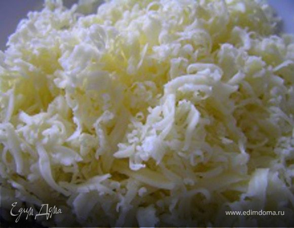 Сыр натереть на терке. Чеснок измельчить.