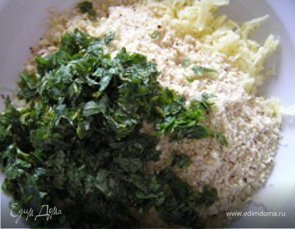 Смешать сыр, орехи, чеснок, мяту и сливки, посолить, поперчить.