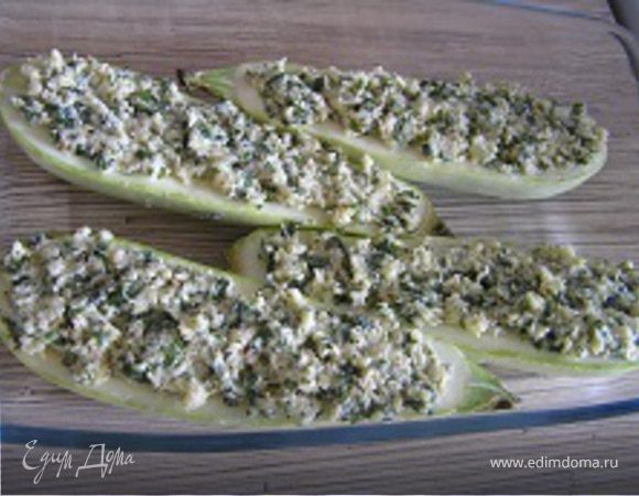 Форму для выпечки смазать маслом, выложить кабачки, накрыть фольгой и запекать при 200*С 40 минут. За 5-10 минут фольгу убрать.