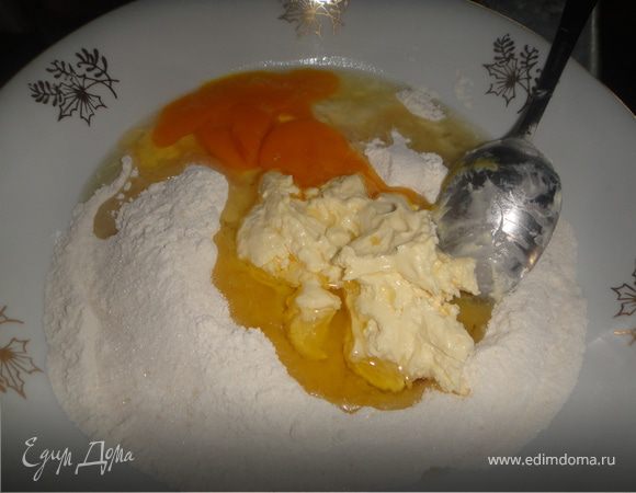 сахар, муку, сметану, масло и яйца.размешать