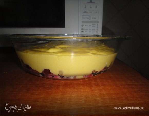 дно формы посыпать манкой,выложить приготовленные фрукты и залить тестом.