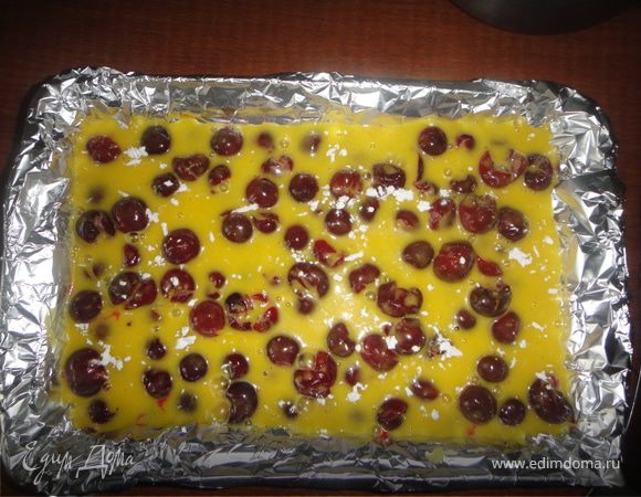 пришлось приготовить еще один,этот я сделала в квадратной форме и добавила больше вишень, получился очень сочный))