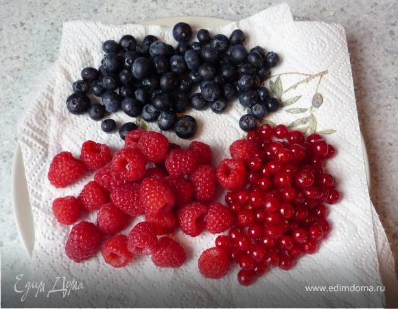 Ягоды помыть, почистить. Отложить немного для украшения.