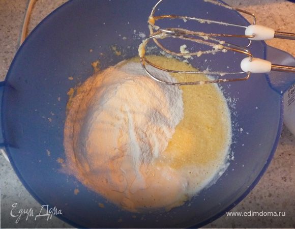 Отдельно перемешать муку и разрыхлитель, и вместе с молоком добавить к тесту.