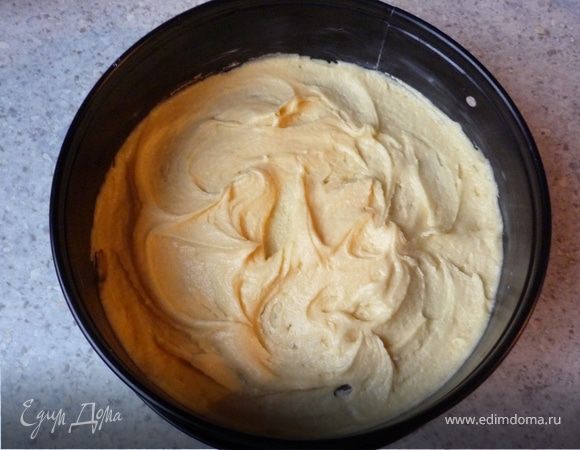 Выложить половину теста в разъемную форму (24-26см), смазанною маслом.