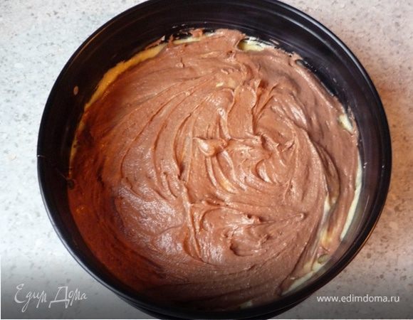 В оставшуюся часть добавить какао и выложить в форму поверх светлого теста.