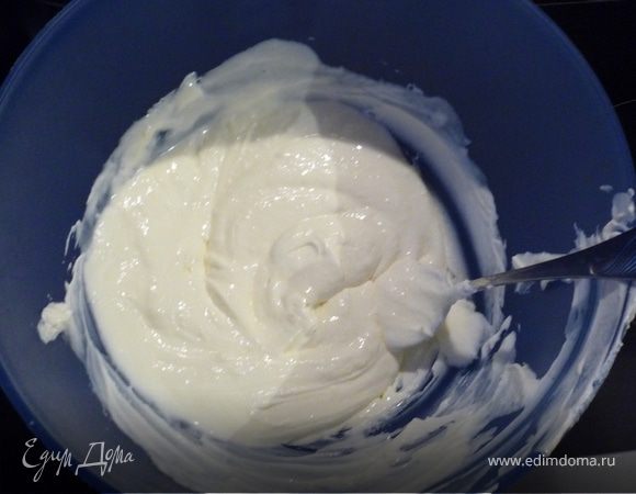 Замочить желатин в холодной воде. В отдельной посуде перемешать маскарпоне, сметану и 75г сахара. На медленном огне растопить желатин, добавить пару ложек крема, перемешать. Добавить эту
смесь в основной крем, перемешать. Поставить в холодильник. В это время взбиваем сливки и вмешиваем их в застывающий крем.