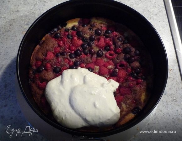 Торт достать из формы, положить на тарелку для торта. Вокруг установить контур. Выложить крем серху.  Разровнять. Поставить в холодильник мин. на 4 часа (я ставила на ночь).