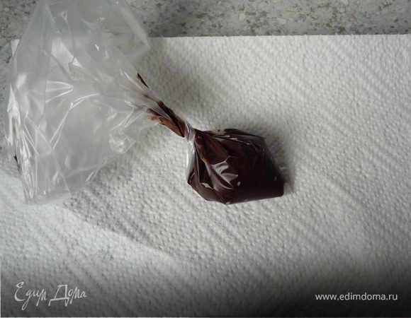 На водяной бане растопить шоколад, положить его в полиэтиленовый пакет, сделать дырочку...