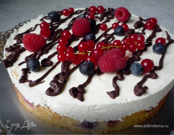 Поставить торт ненадолго в холодильник, чтоб шоколад застыл. Украсить ягодами. Приятного аппетита! 