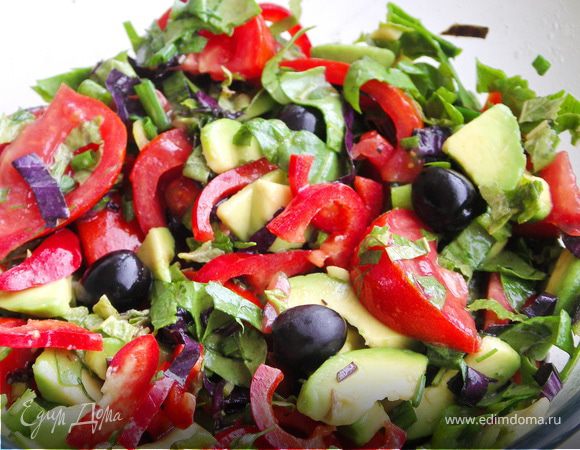 Мяту(только листики),тимьян(только листики) и базилик мелко порезать и растереть в ступке с солью.Залить 2-3 ст.ложками масла.Перемешать.Заправка готова.Овощи и шпинат помыть,высушить и нарезать.Добавить оливки.Полить ароматным маслом.Хорошенько перемешать.И можно кушать:))С кусочком любимого хлеба и бокалом холодного белого вина...ммм..чудесный ужин:)
