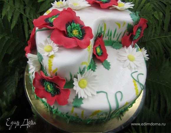 Ошибка номер 2 - если вы делаете двух, трех ярусные торты, всегда примеряйте их размер... и делать это нужно после выпечки бисквитов , чтобы в случаи если верхний ярус больше, его можно обрезать...  Я делала на глаз, и забыла что на нижний ярус использовала форму меньшего размера, чем всегда... и когда я поставила вместе два яруса....увидела, что они практически одинаковые...Пришлось быстро что-то придумывать... и просто верхний ярус фигурно разрезать на две части .
Перед покрытием мастикой, раз резаный край, покрыла масляным кремом. Обтянула ярус мастикой.