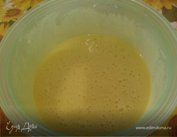 Яйца взбить с сахаром, до увеличения в объеме, добавить сухое молоко,муку,воду,соду.Взбить.