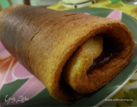 Выпеченную основу намазать джемом,вареньем, свернуть в рулет.