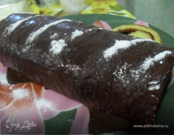 Рулет покрыть шоколадом,у брать в холод,чтобы шоколад застыл, затем украсить сахарной пудрой.