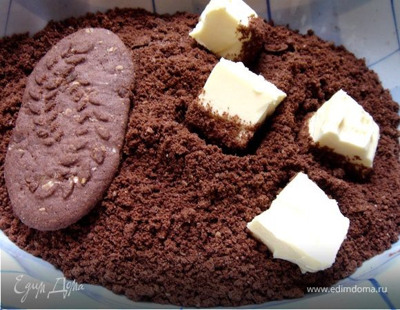 Размолоть печенье в блендере или через мясорубку.Хорошо смешать с размягчённым маслом.