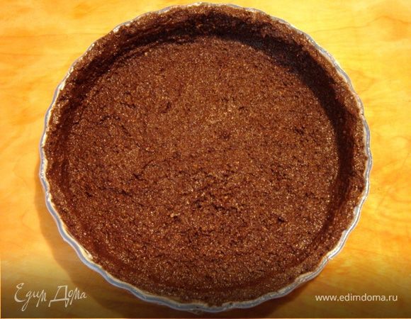 Разъёмную форму для выпечки выстелить пекарской бумагой или плёнкой.Тесто распределить по дну и стенкам формы.Убрать в холодильник на 1 час.Для ускорения процесса можно воспользоваться морозильником.