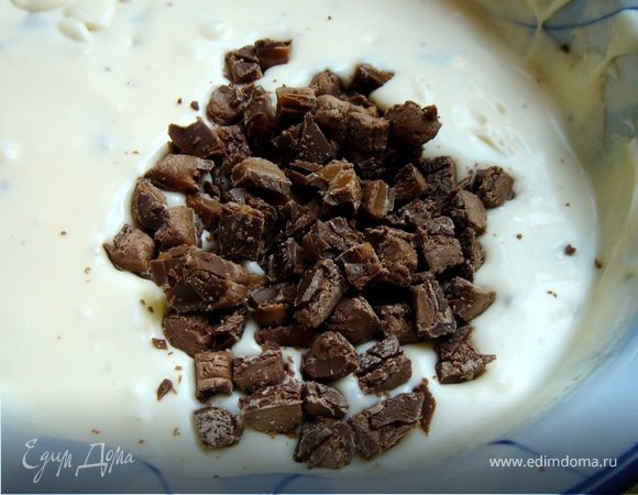 Желатин растворить в горячей воде.Сливочный сыр растереть с сахарной пудрой и ванильным сахаром до гладкости.Соединить сливочный крем с остывшим желатином.Батончики мелко порубить или размолоть в блендере и вмешать в крем.