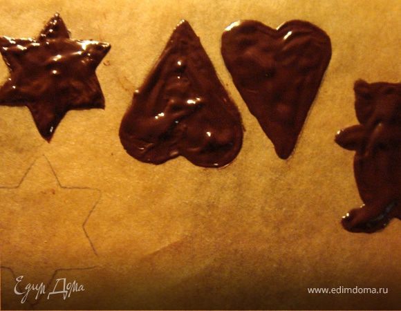 Если у вас нет готовых украшений на торт,приготовьте их сами.Для этого надо растопить белый и чёрный шоколад.На пекарскую бумагу нарисовать желаемый рисунок(можно просто обвести формочки для печений)и кисточкой для рисования нанести шоколад на рисунок.Убрать в холодильник.Повторить процедуру ещё раз. 