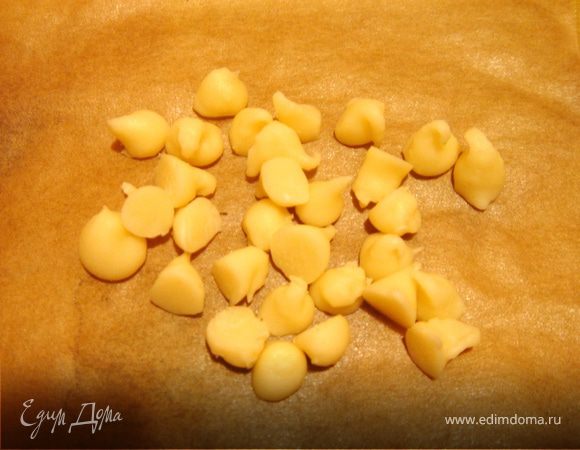 Для шоколадных капель свернуть небольшой листок бумаги для выпечки в кулёк наполнить его растопленным шоколадом.Срезать маленький кончик конуса и выдавить капли на гладкую поверхность.Убрать в холодильник. 