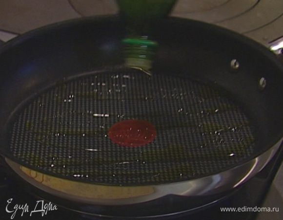 Разогреть в тяжелой сковороде 1 ст. ложку оливкового масла.