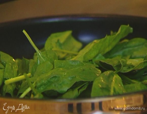 Шпинат промыть, не стряхивая с листьев воду, выложить в сковороду и тушить несколько минут.