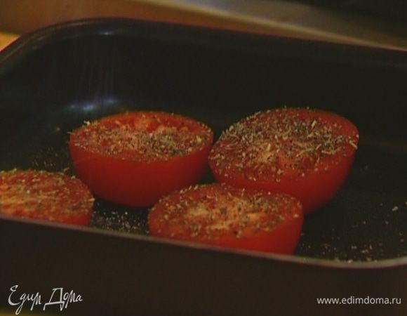 Помидоры разрезать пополам, выложить в противень срезами вверх, посолить, поперчить, посыпать прованскими травами, сбрызнуть 1 ст. ложкой оливкового масла и отправить под гриль на 2–3 минуты.