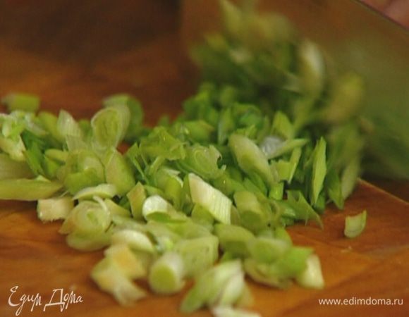 Зеленый лук мелко порубить.