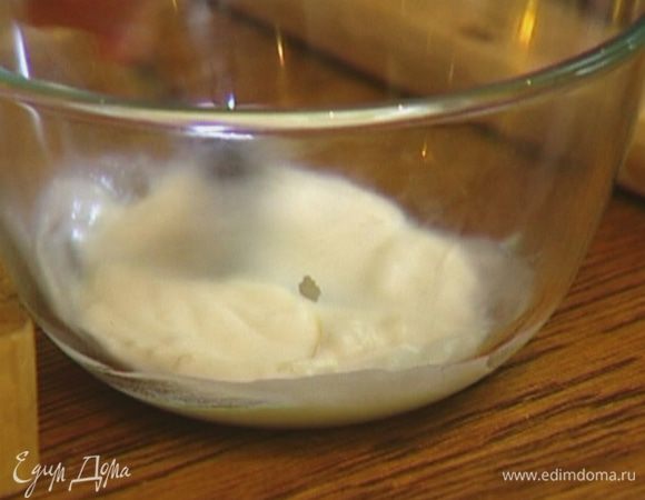 Приготовить заправку, соединив йогурт с чесноком и луком.