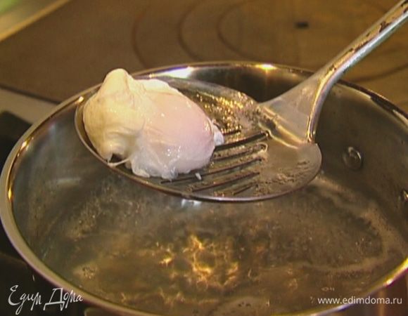 Яйцо разбить в чашку. В небольшое количество кипящей воды влить уксус, создать венчиком водоворот и в центр его влить яйцо. Убавить огонь до минимума и варить яйцо 1–2 минуты, затем вынуть шумовкой и выложить на тарелку. Так же приготовить второе яйцо.