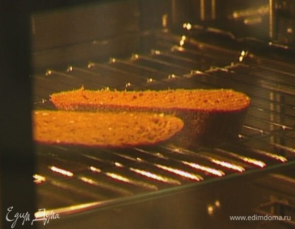 Хлеб слегка поджарить в тостере или под грилем, сбрызнуть оставшимся оливковым маслом. 