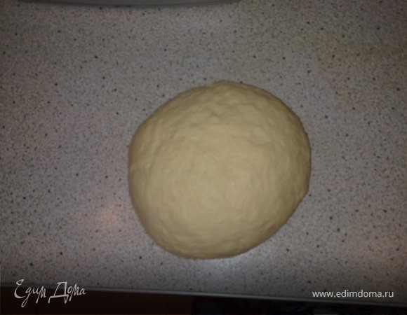 Замесить мягкое тесто и сделать из него шар. Немного теста отложить, из него тоже сделать шар и убрать в морозилку. Оставшееся тесто положить в миску, накрыть полотенцем и поставить в холодильник на 30 минут.