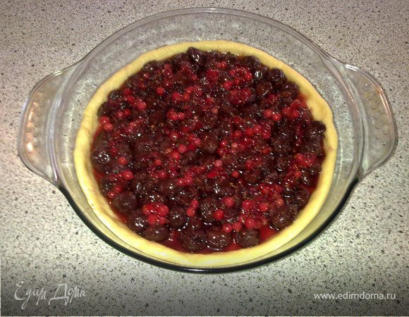 Вишню положить в сито, чтобы стек весь сок. Добавить сахар и смородину. Все размешать и выложить начинку на тесто.