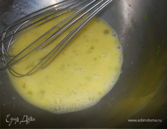 Взбиваем яйцо.Добавляем сахар, затем щепотку соли