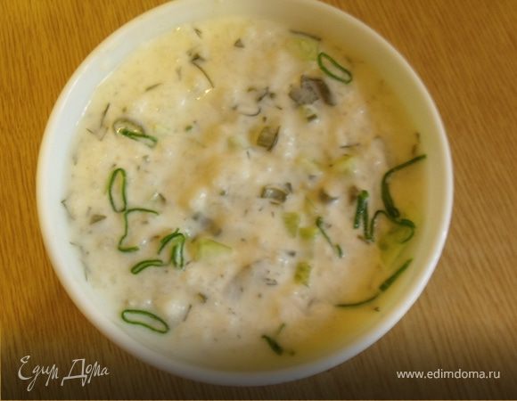 Когда суп станет прохладным, добавить резаный огурец, заправить сметаной и можно подавать. Вкусно как теплым так и холодным.
