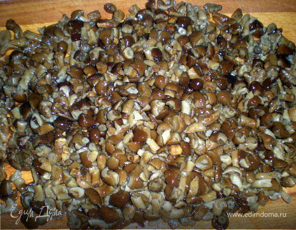 Отварить грибы,куриную грудку.
Грибы мелко нарезать.