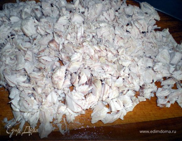 Куриную грудку нарезать кубиками.