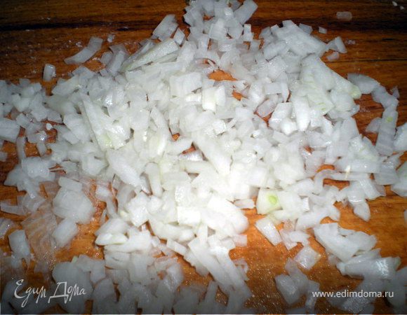 Лук нашинковать и обжарить в растительном масле.