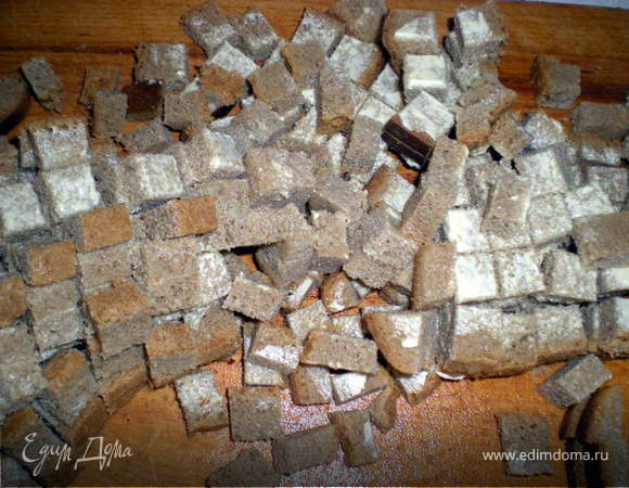 Хлеб нарезать кубиками.