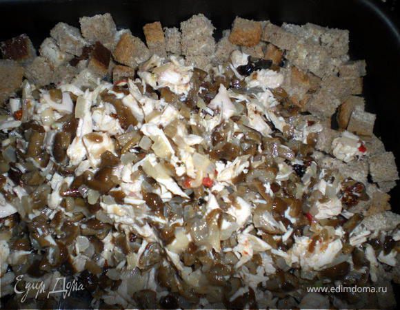 На дно формы выложить хлебные кубики,сверху нашу начинку.Разровнять.