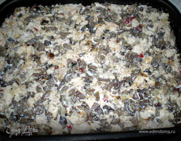 Заливка у меня из сметаны с яйцами.Все разболтала вилкой,посолила,поперчила.Показалось густоватой,добавила сливки.Залить сверху запеканку.