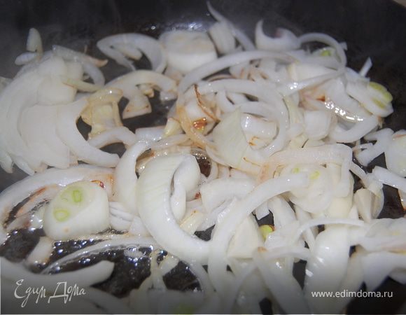 А тем временем на другой сковородке обжариваем нарезанный полукольцами лук на сливочном масле……