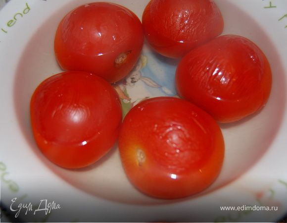 А тем временем снимаем шкурку с помидор всем известным способом, а так же режем сладкий перец.