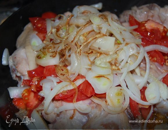 Курицу в процессе жарки надо пару раз перевернуть, и когда она зарумянится, соединяем ее с обжаренным луком, помидорами. Сладким и жгучим перцем. Можно добавить бульона, или воды, я добавила сухое красное вино и добавила для более насыщенного вкуса томатную пасту, так же кладу лаврушку и черный перец горошком. Можно было этого не делать, это я о томатной пасте, а еще я зимой я готовлю на основе домашней томатной заготовки – ну не покупать же за сумасшедшие деньги помидоры!