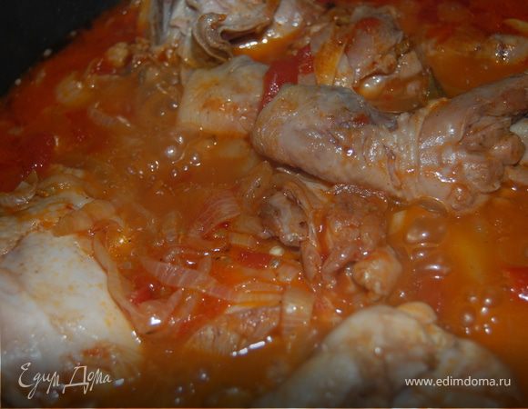 Тушить минут 30, в самом конце я добавляю хмели-сунели, солю по вкусу. За минуту до выключения плиты добавляю измельченный чеснок.